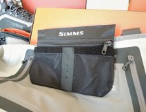 Brodící kalhoty Simms G3 Guide Stockingfoot Cinder - Vnitřní odepínatelná kapsička na návazce a Fly Patch